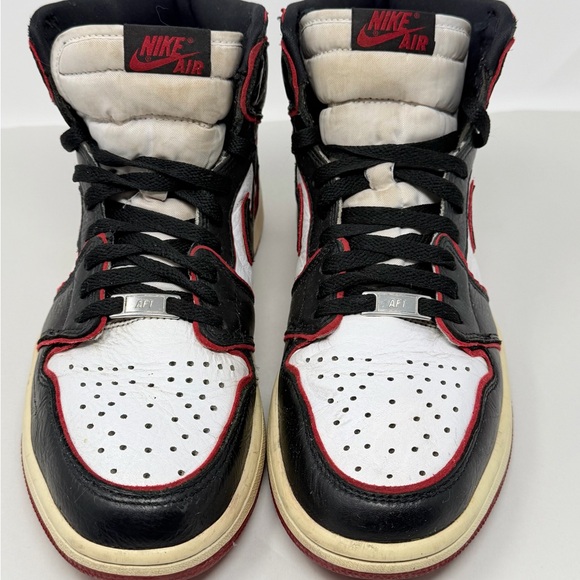 Size 9.5 - Jordan 1 Retro High Bloodline 2019 / 555088-062 - Picture 2 of 16